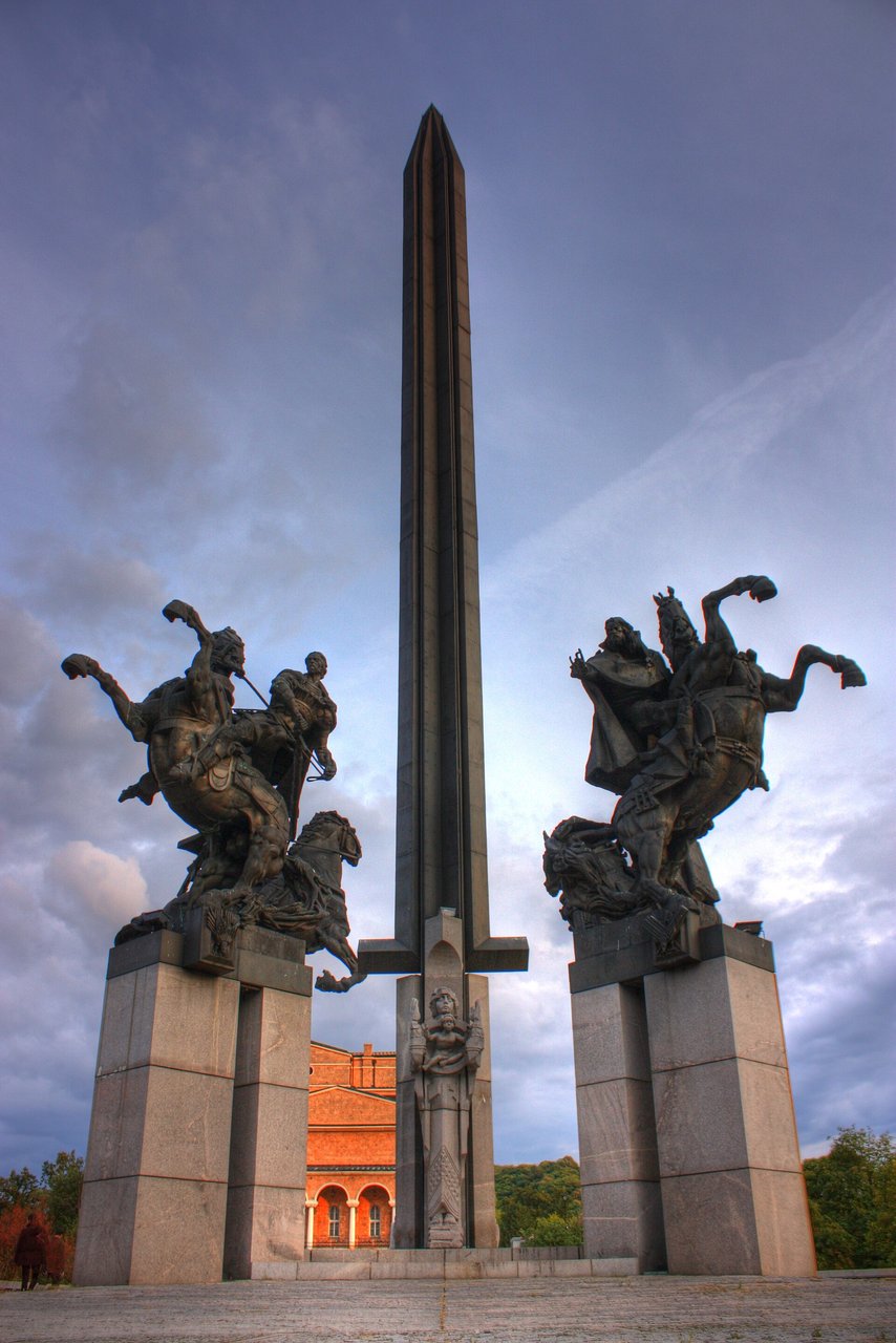 Паметник „Асеневци“