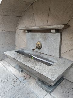 Чешмата на ъгъла на банката