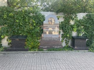 Три паметника в двора на църквата “Св.София” в Дес Плейнс край Чикаго