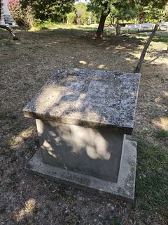За съжаление са изтръгнали плочата с надписите