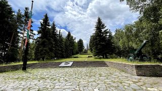 Паметник костница на връх Средногорец