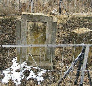 Паметник и костница-параклис „Св. Георги“