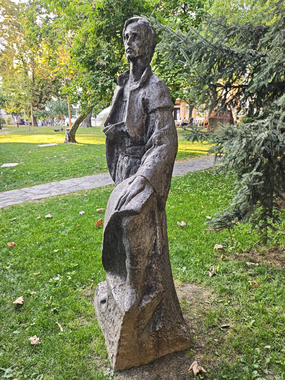 Скулптура в градинката на двореца отзад