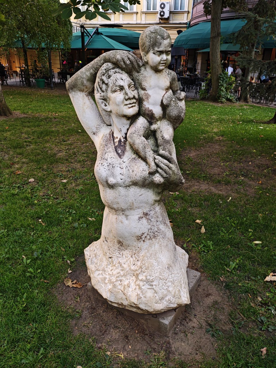 Скулптура в градинката на двореца