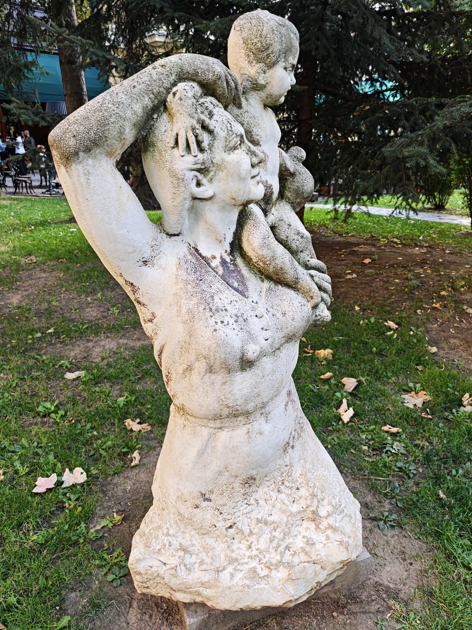 Скулптура в градинката на двореца