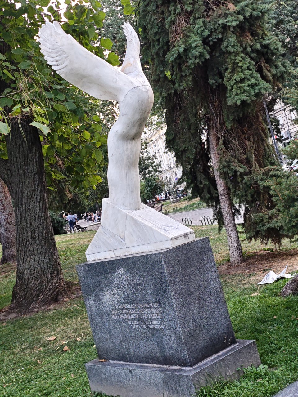 Разперени крила