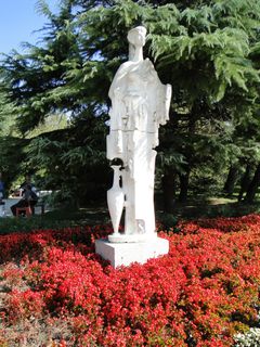Статуя на тракийката