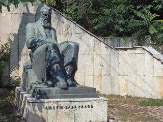 Паметник на Любен Каравелов