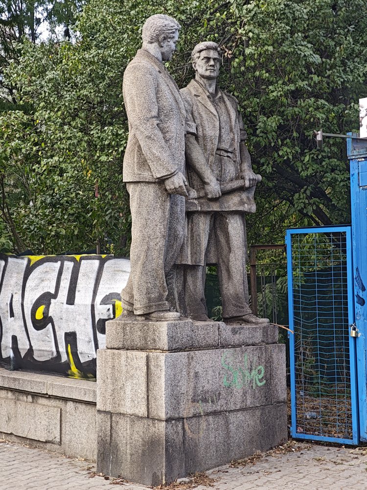 Съветски специалист и български техник