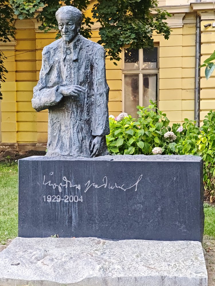 Паметник на Йордан Радичков