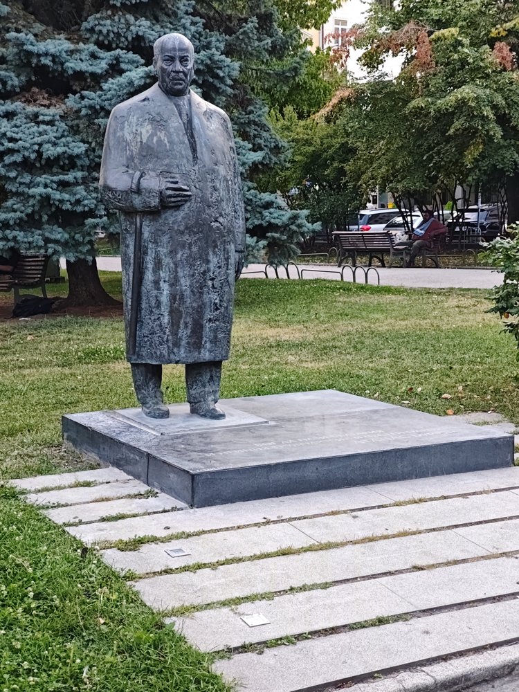 Паметник на Атанас Буров